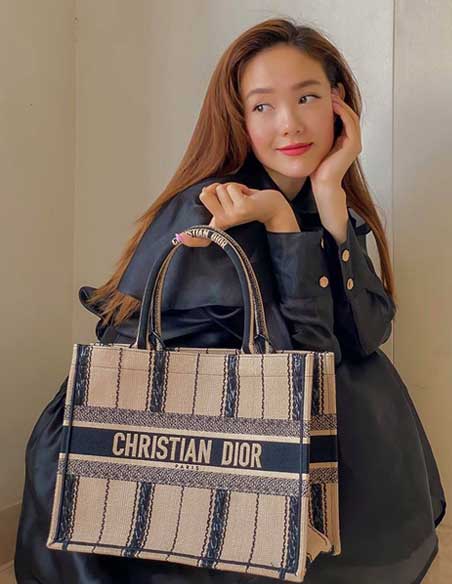 Minh Hằng và túi Dior Book