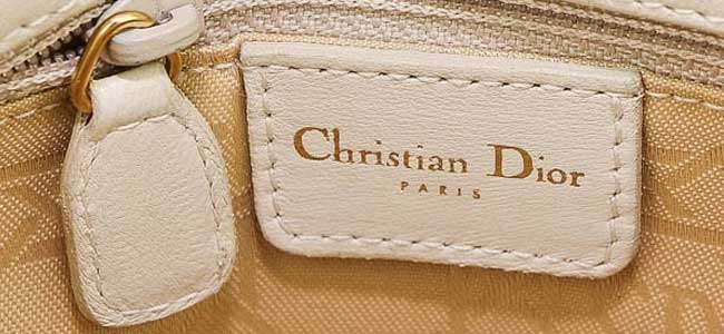 Đường chỉ khâu nhãn túi Dior